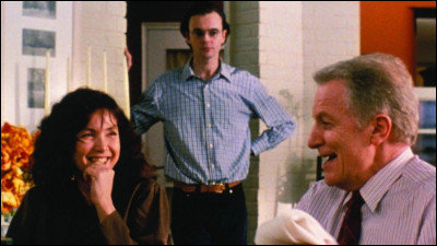 Dans quel film d'Étienne Chatiliez, incarne-t-il un papa prêt à tout pour voir son fils de 30 ans partir de chez lui ?