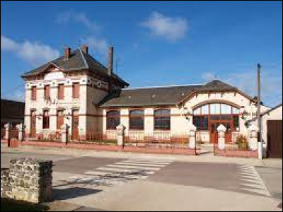 Nous commençons notre dernière balade d'octobre en Île-de-France, à Allainville. Parfois appelé Allainville-aux-Bois, ce village de l'arrondissement de Rambouillet se situe dans le département ...