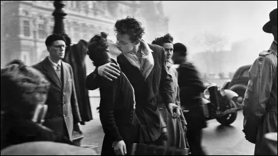 &Agrave; qui doit-on cette c&eacute;l&egrave;bre photo intitul&eacute;e ''Le Baiser de l'h&ocirc;tel de ville'' ?