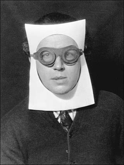 Qui est ce surréaliste pris en photo par Man Ray ?