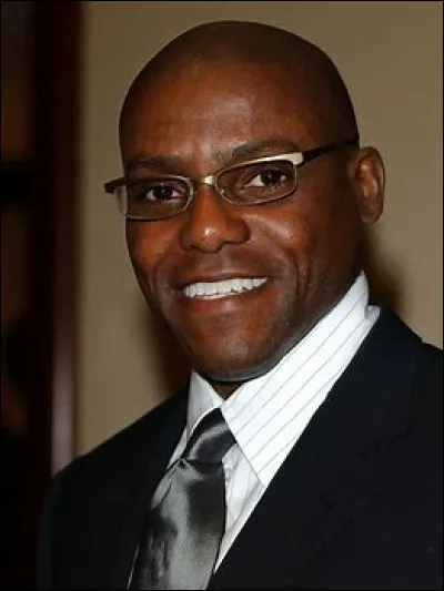 Quel sport Carl Lewis effectuait-il ?