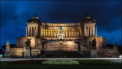 À quel réalisateur faut-il attribuer le film "To Rome with love"