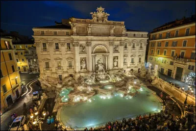 Quel est le nom de la fontaine de Rome que l'on peut voir dans le film de Federico Fellini "La Dolce Vita" ?