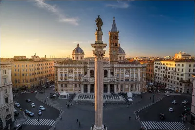 Quelle actrice américaine accompagne Gregory Peck dans le film "Vacances romaines" ?