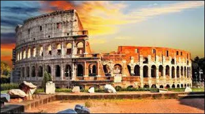 Quel nombre maximum de spectateurs le Colisée de Rome pouvait-il contenir ?