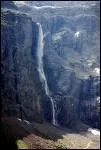 Chute d'eau d'un cirque glaciaire des Hautes-Pyrnes de 423m de hauteur sur le gave de Pau, c'est l'une des plus impressionnantes d'Europe. Il s'agit de la cascade de ...