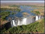 Spectaculaires, les chutes Victoria sont situes  la frontire entre la Zambie et le Zimbabw sur le fleuve ...