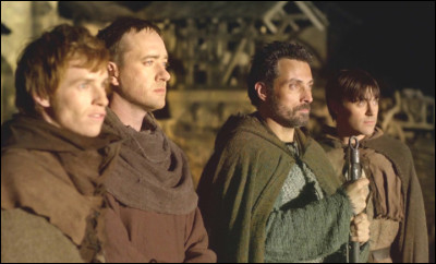 À quel écrivain doit-on le roman ''Les Piliers de la Terre'' qui a été adapté en série en 2010 ?