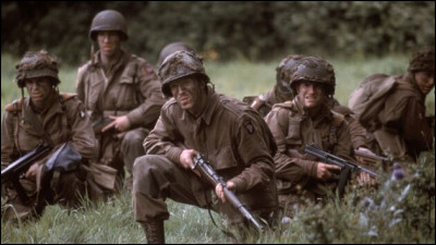 Qui a créé la série ''Frères d'armes'' aux côtés de Steven Spielberg ?