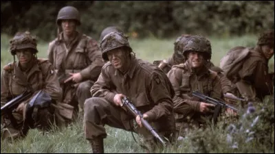 Qui a cr&eacute;&eacute; la s&eacute;rie ''Fr&egrave;res d'armes'' aux c&ocirc;t&eacute;s de Steven Spielberg ?