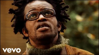 Que regrette le chanteur ?