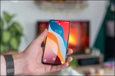 Rivé devant son téléphone, Tété attend que tu daignes...