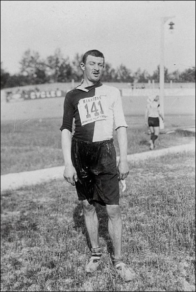 Dans quelle discipline concourait Michel Théato, qui fut le premier Français à remporter la première médaille d'or olympique en athlétisme pour la France ?