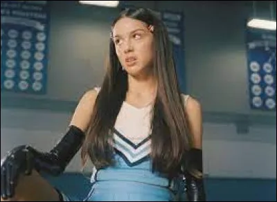 Dernière question, dans quel clip pouvons-nous voir Olivia habillée en pom-pom girl comme sur la photo ?