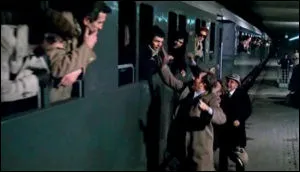 Dans quel film peut-on voir une bande d'amis distribuer des claques aux voyageurs pench&eacute;s &agrave; la fen&ecirc;tre ?