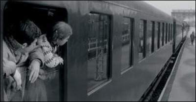 Dans quel film d'Henri Verneuil avec Jean-Paul Belmondo peut-on voir cette scène de gare ?