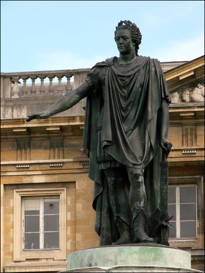 Dans quelle ville française peut-on admirer cette statue de Louis XV en empereur romain ?