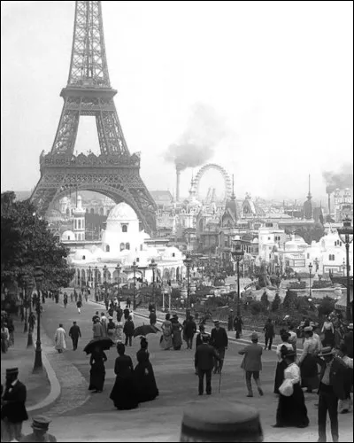 Du haut de ses 324 m, la Tour Eiffel est à l'époque la plus haute tour au monde et son architecture fait parler d'elle. Les intellectuels comme Charles Garnier, Émile Zola lui avait donné un surnom. Lequel d'après-vous ?