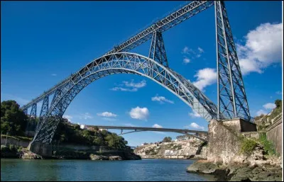 Pas de frontière pour ce grand bâtisseur d'ouvrages métalliques en tout genre. Où se trouve le Pont Marie Pia construit en 1876 par l'ingénieur Eiffel ?