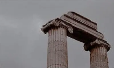 S'il s'agit en réalité d'un nom grec, en France, nous les associons à des gaufrettes roulées et fourrées à la crème de noisette et de cacao.