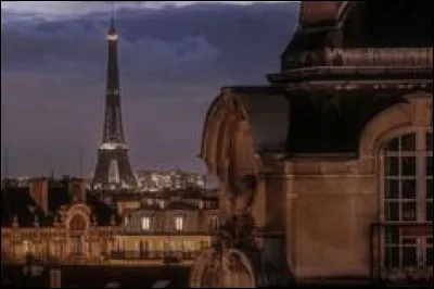 Tous les matins, il se transforme en quelque chose de nouveau dans un célèbre dessin animé.