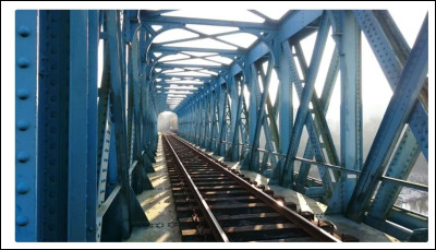 Le pont ferroviaire de Frynaudour en treillis métallique a été construit en 1893 pour enjamber la rivière Le Leff. Mais, où se situe ce point de passage appelé le Pont bleu ou encore le Viaduc du Leff où passe à la belle saison celui que l'on surnomme "La Vapeur du Trieux" ?