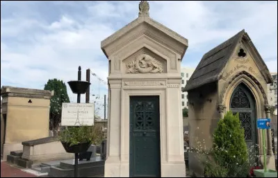 Elle fut la toute première ville à baptiser une rue du nom de "Gustave Eiffel" du vivant de l'ingénieur. Quelle est cette ville où repose également, la sépulture du grand homme, dans une chapelle à l'implantation spécifique tournée vers la Tour Eiffel ?