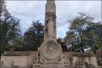 Dans quelle ville française peut-on voir le monument aux Pigeons Voyageurs ?