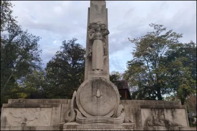 Dans quelle ville fran&ccedil;aise peut-on voir le monument aux Pigeons Voyageurs ?