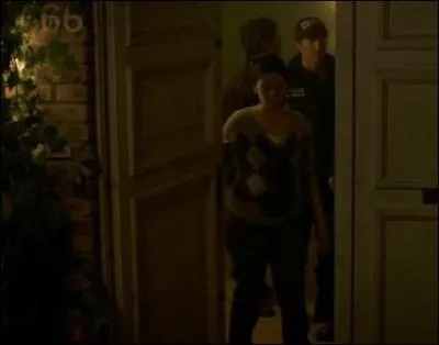 Cette femme en veut donc  Sarah. En mme temps, cette dernire a bien cherch sa malchance car, en effet, elle habite au n ...