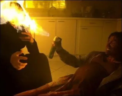 Sarah se dfend aussi et parvient  affaiblir son adversaire en lui faisant subir quelques svices. Quelle est la seule chose qu'elle ne lui fait pas ?