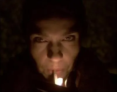 Lorsque que celle-ci tape  la porte, pour quelle raison dit-elle venir ?