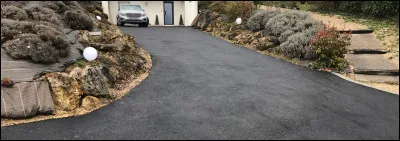 Complétez : L'autre jour, Guillaume a goudronné son ______.