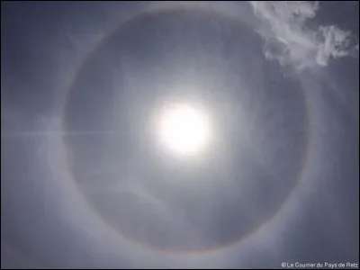 Quel mot désigne une zone circulaire et lumineuse autour d'un objet lumineux, d'un astre ?