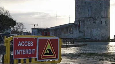 Car comme l'indique ce panneau triangulaire, il y a danger ! [...Lequel et où sommes-nous ?]
