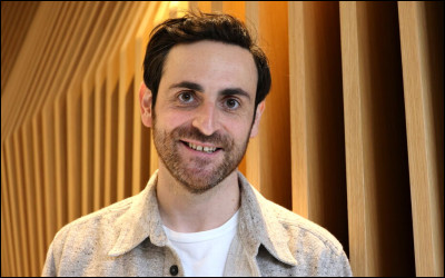 Dans quelle émission l'animateur Camille Combal a-t-il commencé ?