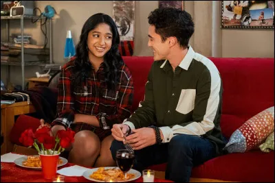 Pour quelle raison Devi et Paxton ont-ils rompu ?