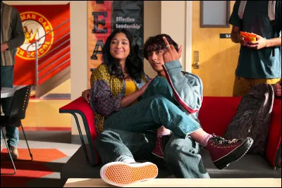 Avec qui Devi aura-t-elle une relation non sérieuse au cours de la saison 4 ?