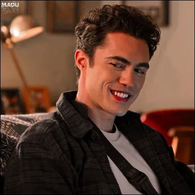 Que décide de faire Paxton après avoir réussi et poursuivi ses études ?