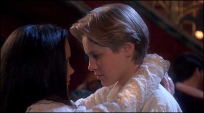 Quelle actrice danse un slow avec un fantôme adolescent dans le film ''Casper'' ?