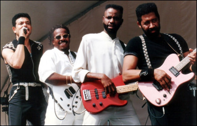 Qui interprète la chanson ''Easy'' avec le groupe Commodores ?