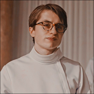 Qui a essayé de tuer Mercredi à l'aide d'une gargouille ?