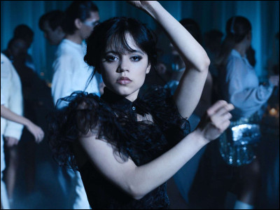 Qui a créé la série "Mercredi" ?