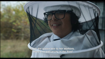 Qui aime les abeilles et les traite comme ses enfants ?