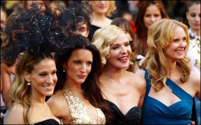 Dans le g&eacute;n&eacute;rique, quel v&eacute;hicule &eacute;clabousse Carrie ?