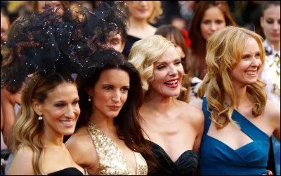 Dans le g&eacute;n&eacute;rique, quel v&eacute;hicule &eacute;clabousse Carrie ?