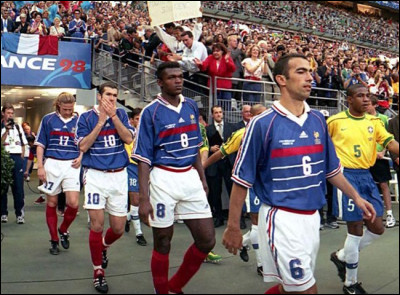 Quel est le nom du film documentaire sorti en 1998 sur l'&eacute;quipe de France de football ?