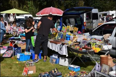 L'emplacement sur un vide-grenier est en général...