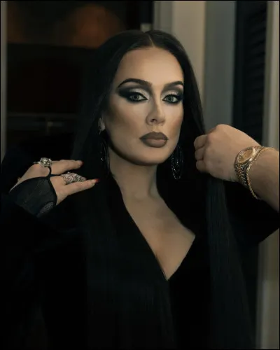 Arriveras-tu à reconnaître cette star sous l'apparence de Morticia Addams de "La Famille Addams" ?