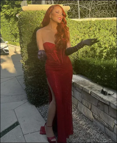 Mariah Carey a enfilé sa plus belle robe rouge pour incarner Jessica, mais de qui est-elle l'amoureuse ?